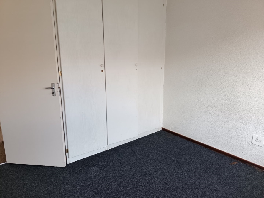 To Let 2 Bedroom Property for Rent in Kannoniers Park North West